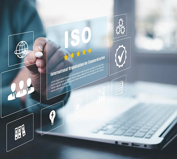 Personne interagissant avec un écran holographique affichant des informations ISO et des icônes.