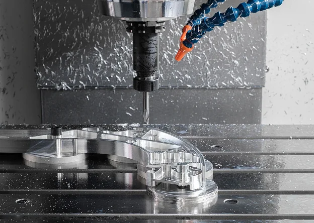 Machine-outil CNC fabriquant une pièce métallique avec un foret, entourée de copeaux.